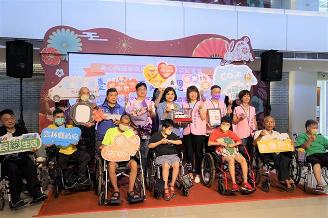 臺北市三观感恩协会会员，5日集资捐出的第一辆復康巴士，选择云林县。（周丽兰摄）