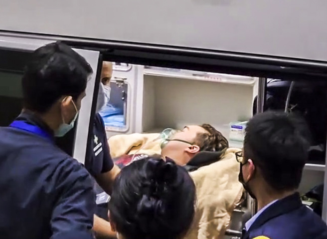 因误食老鼠药中毒的澳洲男大生，日前搭乘医疗专机离台。（陈麒全摄）