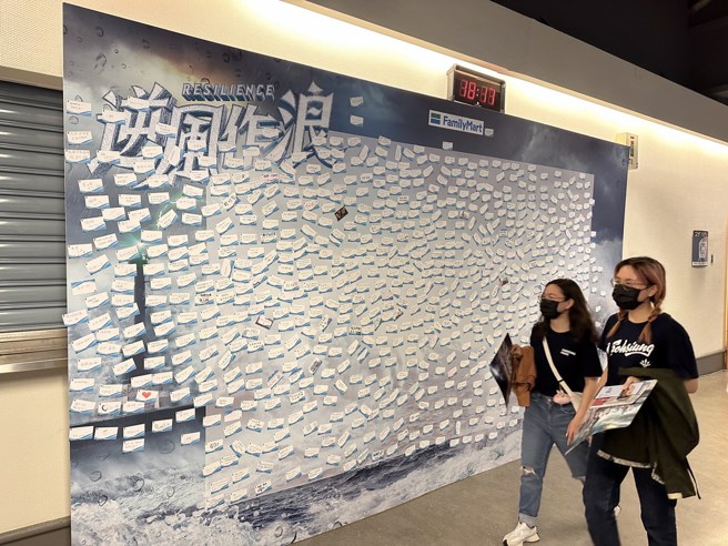 眾浪成城小卡墙。(黄及人摄)