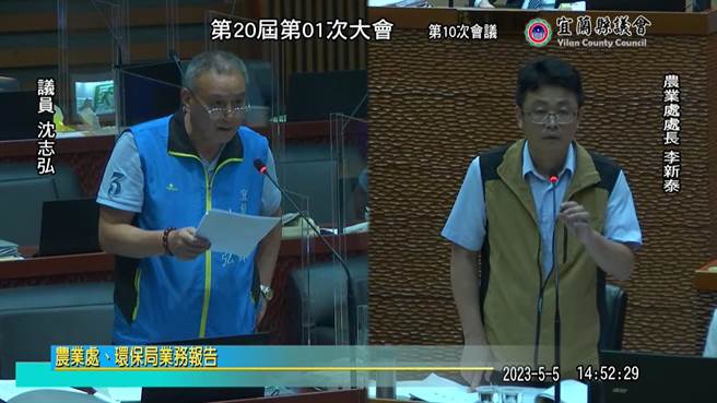 宜兰县议员沈志弘今天质询农业处长李新泰，嘆说大同乡高丽菜跌，农民只能将高丽菜当成棒球打。（摘自宜兰县议会直播画面）