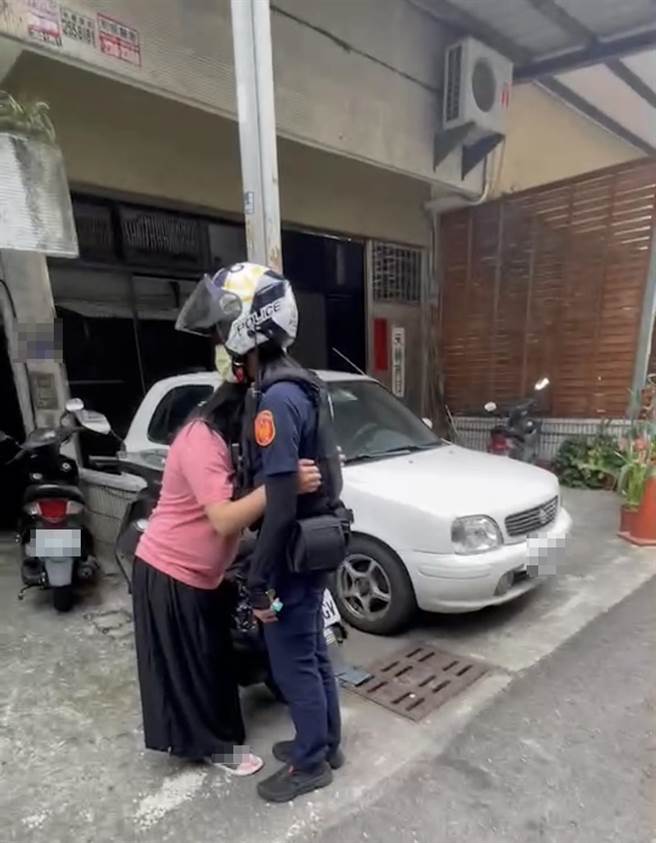 台中市北区31岁张姓女子日前因工作不顺及感情问题导致情绪低落向员警讨抱，员警大方答应，更拍头安抚超暖心。（中警二分局提供／潘虹恩台中传真）