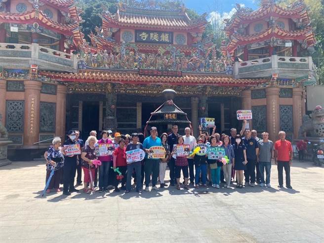 嘉义县警方与地方人士到宫庙宣导反诈骗。（嘉义县警察局提供／廖素慧嘉县传真）