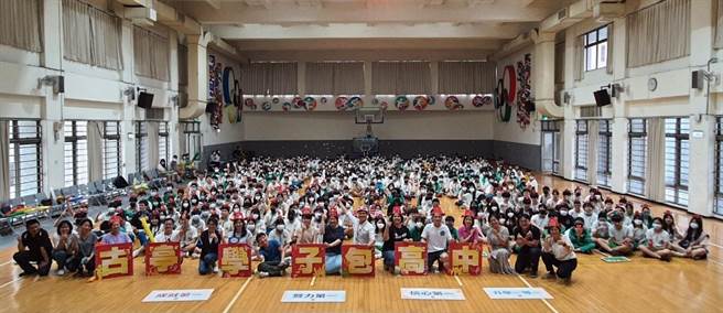 北市古亭国中于5日下午办理包高中祈福活动，并发放「包子、蛋糕及粽子」给全体考生。（北市古亭国中提供／游念育台北传真）