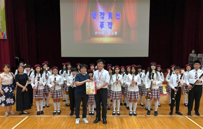 市古亭国中于5日下午办理包高中祈福活动，新和国小直笛团透过笛声振士气帮9年级的考生加油。（北市古亭国中提供／游念育台北传真）
