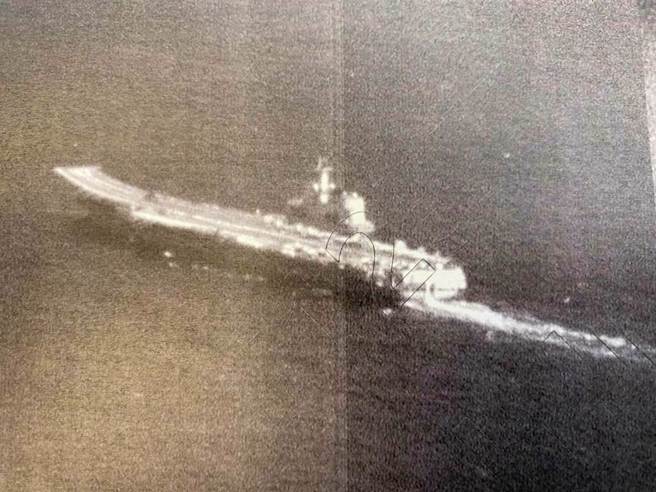 大陸「山東號」航艦以編隊形式，4月5日經台灣東南海域，前往西太平洋展開首次航訓。（國防部提供）