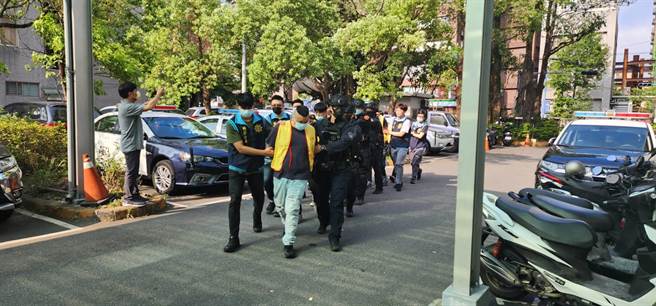 新北市天道盟帮派干部26岁廖姓男子，日前伙同7人将得罪友人的许姓男子施以私刑，不仅强灌对方多瓶药酒取乐，待其因酒醉无法反抗之际动手围殴，最终将他丢包在废弃仓库中逃离现场。(黄敬文摄)