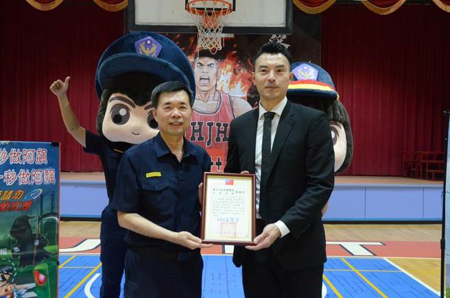 大安分局邀请篮球明星陈信安加入反诈宣导行列。(翻摄照片／林郁平台北传真）