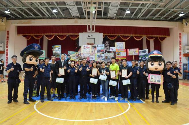 大安分局与JHBL篮球冠军联队进行友谊赛。(翻摄照片／林郁平台北传真）