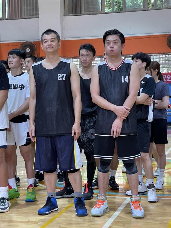 大安侦查队长陈俊诚与安和所长霍建元下场与国中学子进行篮球友谊赛。(翻摄照片／林郁平台北传真）