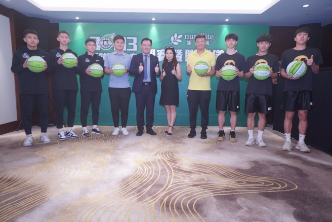 体育署长郑世忠(左五)出席捐赠仪式。(主办单位提供)