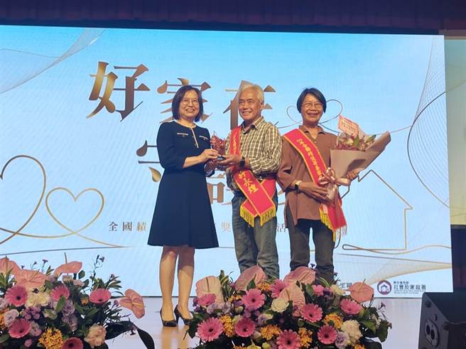 许永煌(中)、李淑贤(右)伉俪投入寄养家庭工作10余年，获颁全国绩优寄养家庭表扬。(图／金门家扶中心提供)