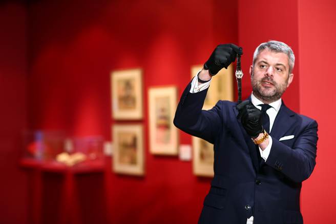 富艺斯五月香港钟表春季拍卖亮点拍品亮相前，在台北举行预展。展出清朝末代皇帝溥仪曾珍藏之百达翡丽型号96「Quantieme Lune 」。（邓博仁摄）