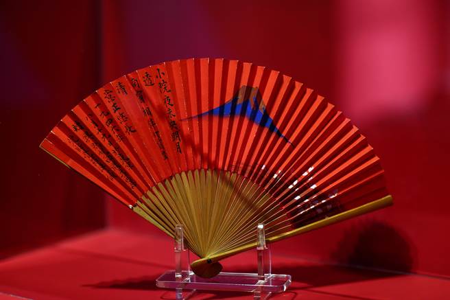 《御藏百达翡丽专场》呈献的藏品中，还有十五幅由溥仪妻子、末代皇后婉容的弟弟郭布罗·润麒亲手绘制的水墨画。以画中描绘中国乡村风情，图文并茂地勾勒中国文化的不同风貌。 （邓博仁摄）