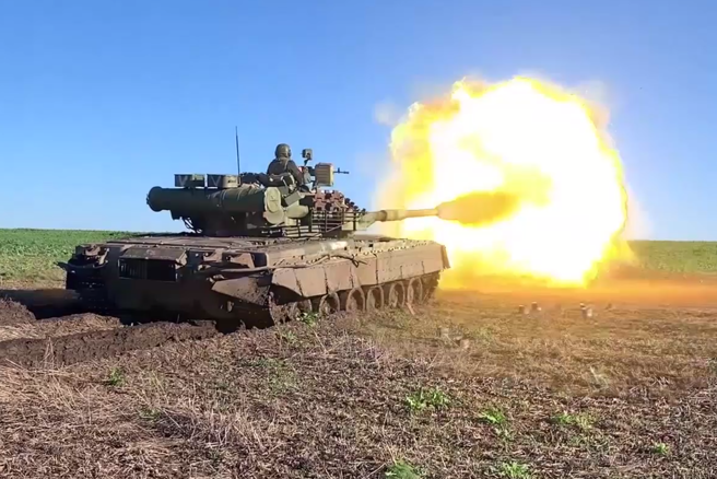 2023年5月5日，俄罗斯伞兵（VDV）于巴赫姆特外围地区驾驶T-80BV。（俄罗斯国防部）