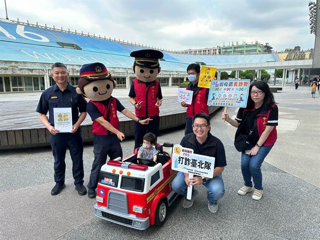 中山分局长陈金城亲自参加防诈宣导活动。（翻摄照片／林郁平台北传真）