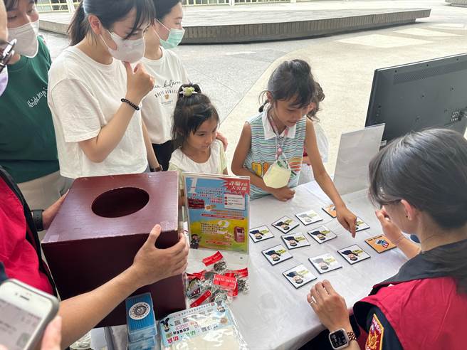 中山分局举办「艺之独秀」防诈活动，设置各种摊位，以寓教于乐的方式进行宣导。（翻摄照片／林郁平台北传真）