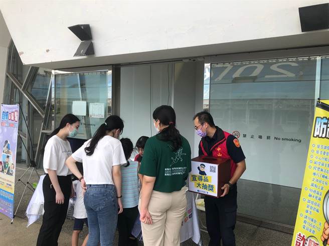 中山分局举办「艺之独秀」防诈活动，设置各种摊位，以寓教于乐的方式进行宣导。（翻摄照片／林郁平台北传真）