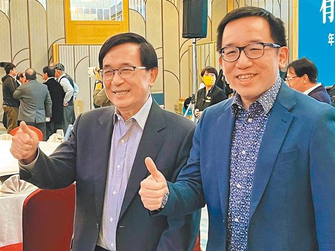 總統陳水扁之子、民進黨高雄市議員陳致中（右）因洗錢罪判刑1年，11日將報到入監服刑。（本報資料照片）