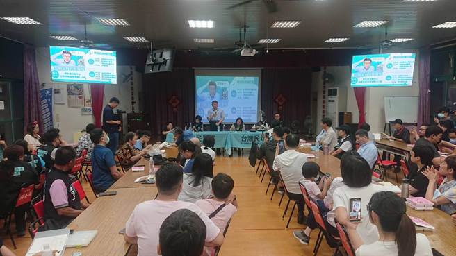 台湾民眾党主席柯文哲的台南便当会吸引近百名粉丝参加。（程炳璋摄）
