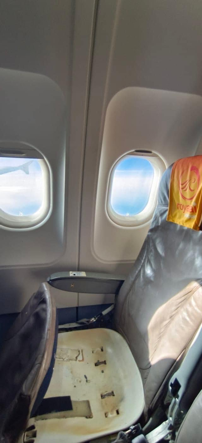 网友在脸书社团分享椅垫脱落的画面，引发热烈讨论。（图／《爆料公社公开版》）