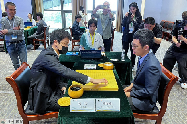 衢州烂柯杯世界围棋公开赛今举行32强赛，台湾代表选手赖均辅(右)爆冷击败前世界棋王柯洁(左)，顺利晋级16强。(海峰棋院提供)