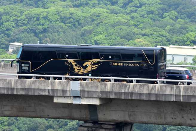 近期有民眾分享，在路上看到一辆全黑的游览车，搭乘价码曝光后，引发热烈讨论。（图／《爆废公社》）