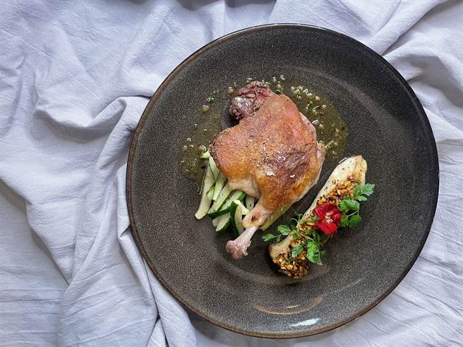 NK. Restaurant精于欧陆创意料理，招牌菜色「手工油封宜兰樱桃鸭腿」。（NK. Restaurant提供）