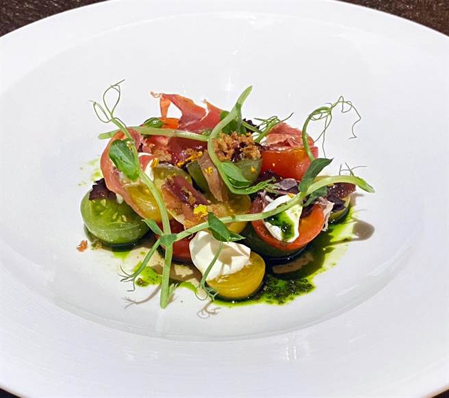 童趣(小时候番茄沙拉)-番茄、酱油、姜、伊比利火腿。（NK. Restaurant提供）