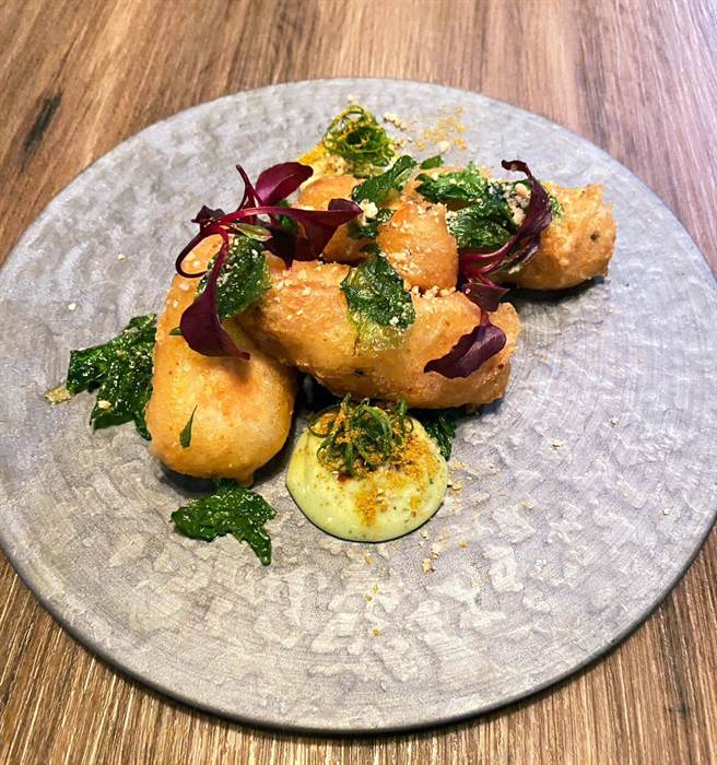 跟屁虫(酥炸香料白肉惰蓝纹绿酱)-白羽鸡、青酱、鱼、Blue cheese。（NK. Restaurant提供）