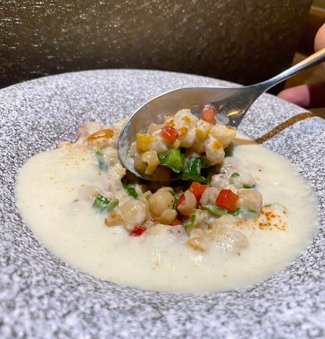 缤纷(大头菜慕斯咸香贝壳麵)-咸猪肉、大头菜、蛤蛎。（NK. Restaurant提供）