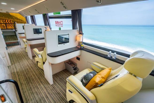 该款游览车上有8个乘客坐的按摩椅，还另外附有2个空位给随扈使用。（图／翻摄自百骏通业FB）