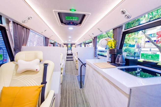 车上设有吧台、红酒柜，由专人提供服务。（图／翻摄自百骏通业FB）