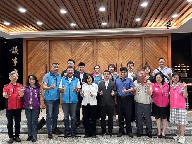 高雄市家长团体策略联盟至议会请益。（柯宗纬翻摄）