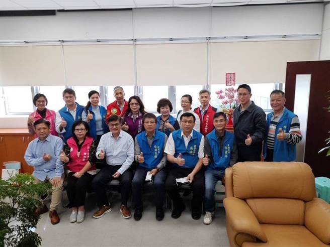 高雄市家长团体策略联盟代表与教育局长谢文斌(前排左三）。（柯宗纬翻摄）