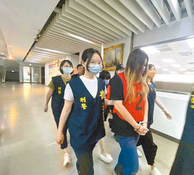 丁男任职的超商陈姓店长（前左二）疑因不满丁男「手脚不乾净」，与曾姓主嫌等人涉嫌对丁男凌虐，警方将6嫌依杀人罪、组织犯罪等罪嫌移送法办。（曹婷婷摄）