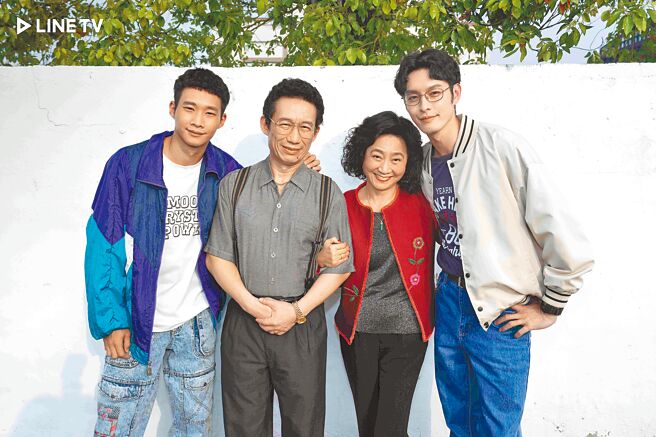 曹佑宁（右起）、杨丽音、郭子乾、黄冠智剧中是一家人。（LINE TV提供）
