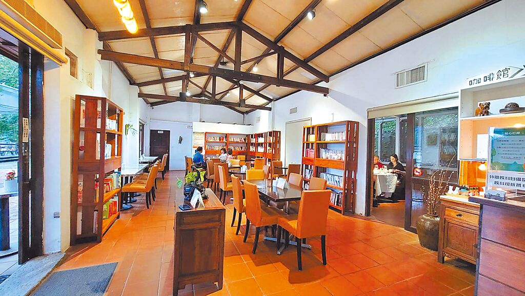 民眾到漣漪書屋，帶1本書來，就可獲得1份咖啡、1份點心，在這享受寧靜的閱覽空間，還可帶1本書走。（王莫昀攝）