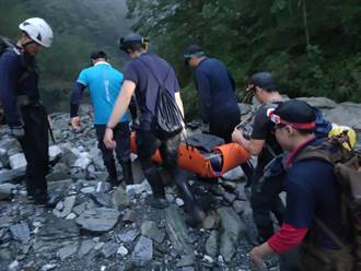 挑戰馬博橫斷女山友摔傷 救難隊人力搬運9公里救援