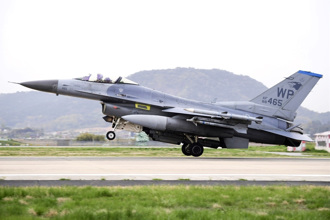 影》美軍F-16戰機墜毀南韓 摔成廢鐵陷火海慘況曝光