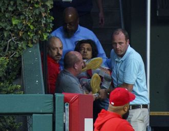 MLB》費城人主場意外！觀眾為撿球「高處跌落牛棚」受傷