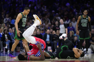 NBA》恩比德「危險動作」踩對手後腦 綠軍前鋒血濺球場