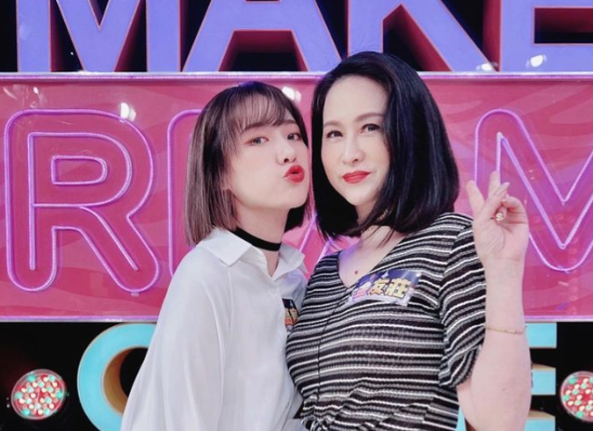 高凌风前妻金友庄日前与女儿葛宸羽一同上节目大聊母女相处的故事。（图／摘自葛宸羽IG）