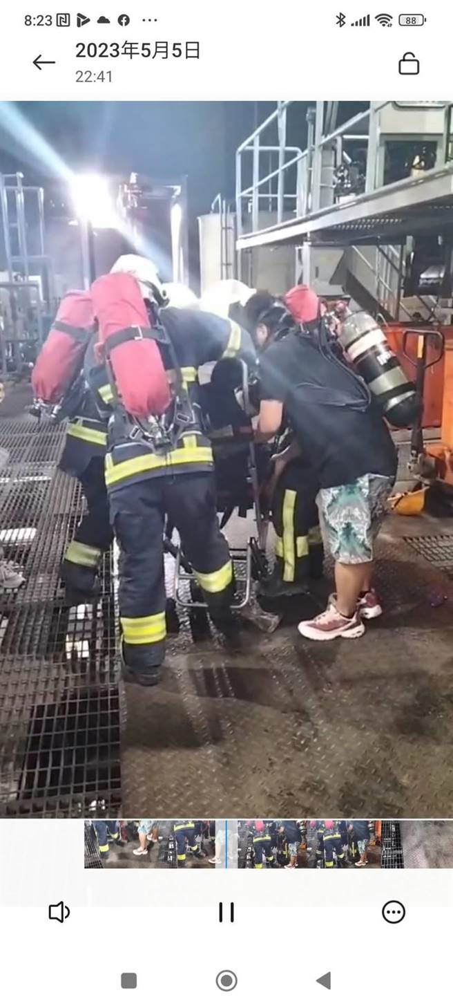 头份市恒谊化工公司5日晚间传出硫化氢外泄  1员工受伤，消防人员将员工送医。（读者提供／谢明俊苗栗传真）