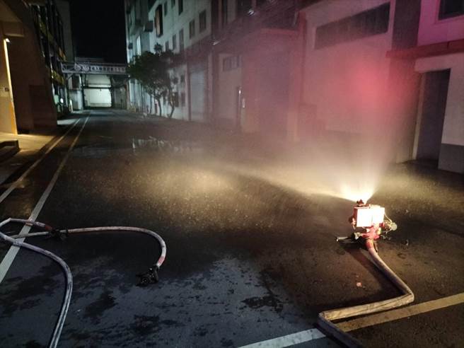 头份市恒谊化工公司5日晚间传出硫化氢外泄，消防人员以水雾降低硫化氢浓度。（读者提供／谢明俊苗栗传真）