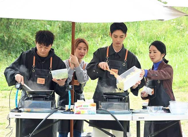 陶晶莹（右起）、曹佑寧、郭书瑶、许富凯来到新北市警犬队，料理人宠共食的营养餐点。（台视提供）