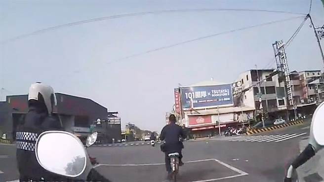 76岁刘姓妇人4日骑着自家脚踏车出门运动后迷路，员警霸气的帮刘妇把脚踏车骑回派出所。（高市凤山分局提供／杨舒婷高雄传真）