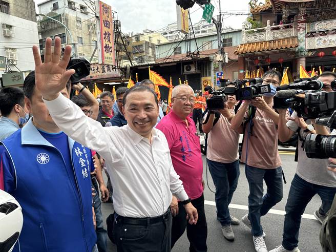 新北市長侯友宜赴土城三元宮參加媽祖繞境活動。（林意筑攝）