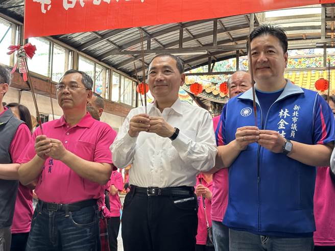 新北市長侯友宜（中）祈求國泰民安、風調雨順。（林意筑攝）