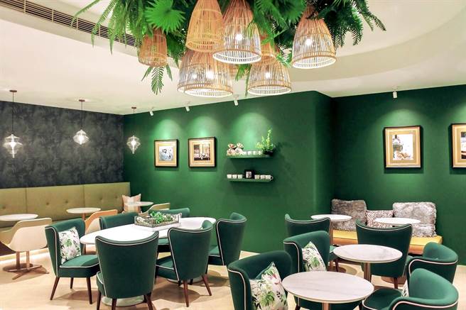 Drink Bar环境绿意盎然，优雅明亮，提供旅客舒适的休憩空间。(台北凯撒大饭店提供)