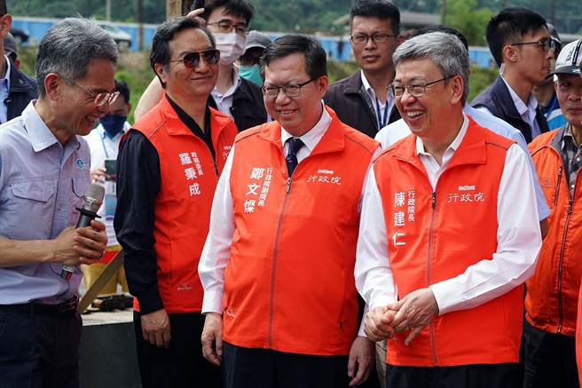 行政院副院长郑文灿（右二）表示，未来水费採累进费率是必然的趋势。（中时资料照）